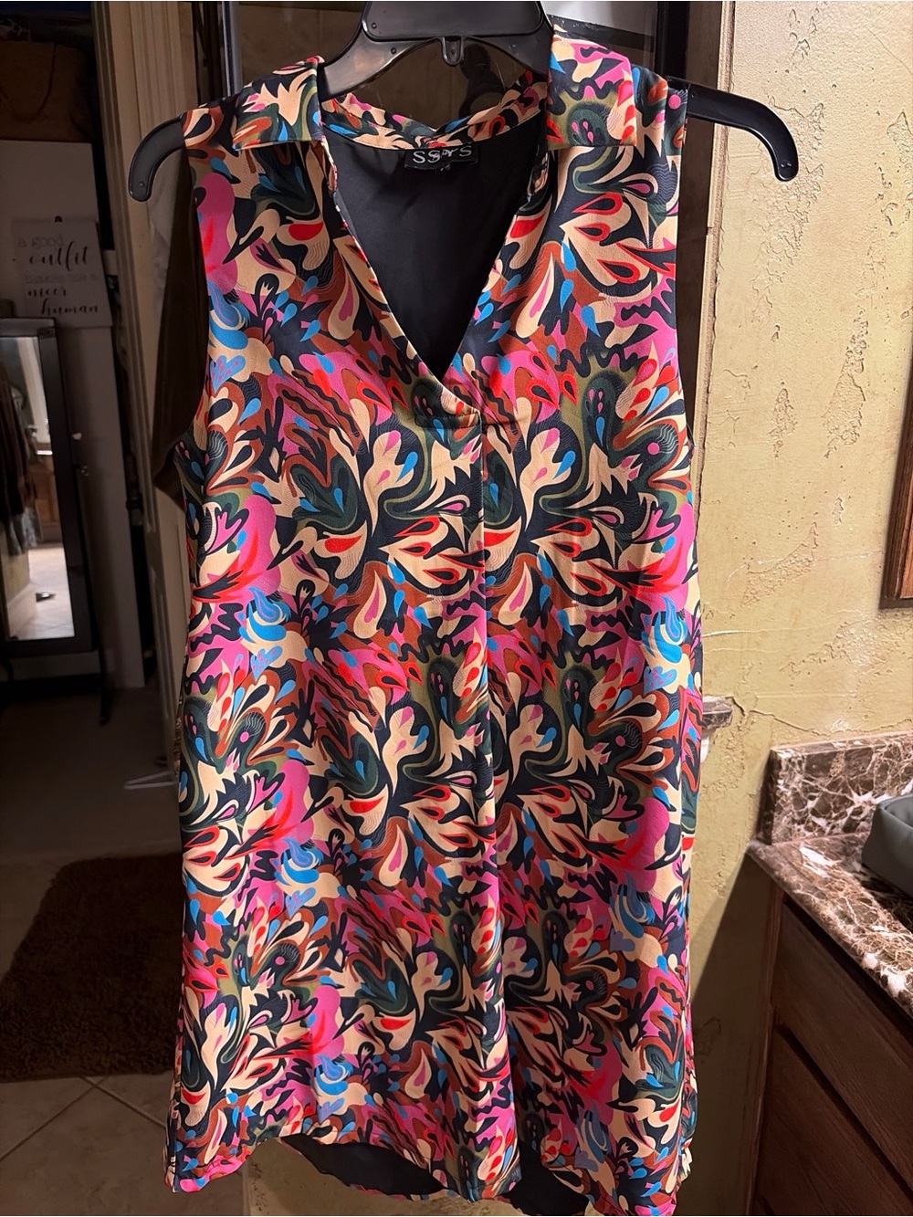 SSYS Sleeveless V-Neck Shift Dress in Multicolor Abstract Print